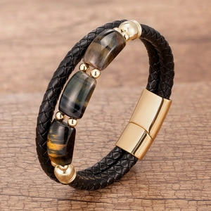 Détail du bracelet en cuir tressé noir avec pierres oeil de tigre et fermoir magnétique doré