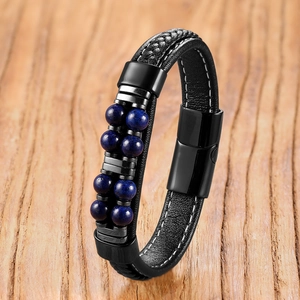 Detail eines mehrlagigen Lederarmbands mit blauen Steinen und schwarzem Magnetverschluss