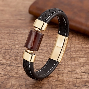 Bracciale da uomo in pelle intrecciata con pietra d'agata su legno scuro