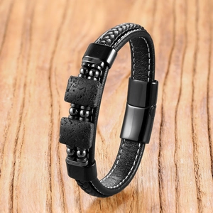 Vue détaillée d'un bracelet en cuir tressé noir avec pierre de lave et fermoir magnétique