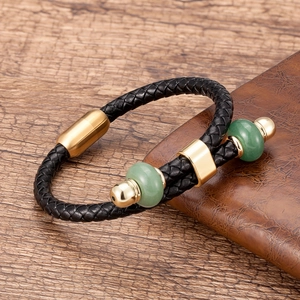 Detailopname van gevlochten leren armband met groene agaatkralen en magneetsluiting