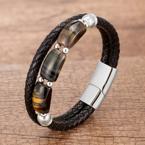 Vue détaillée du bracelet en cuir tressé double couche avec pierres naturelles et fermoir magnétique