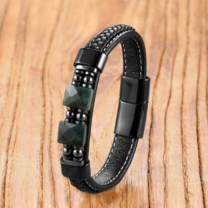 Détail du bracelet en cuir tressé avec pierres vertes et fermoir magnétique en acier
