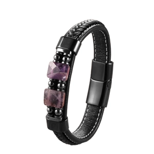 Bracelet pour hommes en cuir avec pierres violettes et fermoir magnétique noir sur blanc