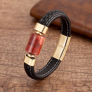 Dettaglio del bracciale in pelle intrecciata da uomo con pietra di diaspro rosso e fibbia