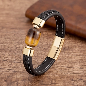 Dettaglio macro del bracciale da uomo in pelle intrecciata con occhio di tigre e chiusura oro