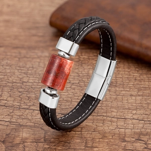 Dettaglio del bracciale in pelle intrecciata con diaspro rosso e chiusura magnetica lucida