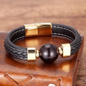Details von geflochtenem Lederarmband mit Magnetverschluss aus Gold und Sandstein