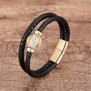 Detailansicht Herren Lederarmband geflochten mit goldenem Magnetverschluss und Mantra Perle