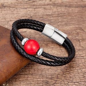 Detail eines zwelagigen geflochtenen Lederarmbands mit rotem Stein und Magnetverschluss