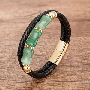 Détail du bracelet en cuir noir tressé avec pierres de jade vertes et fermoir magnétique