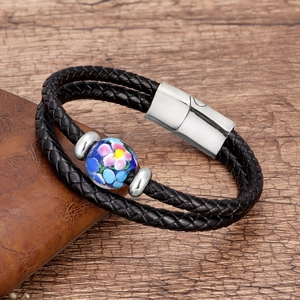 Dettaglio del bracciale in pelle intrecciata nera a doppio strato con chiusura magnetica