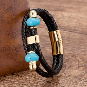 Dettaglio del bracciale in pelle intrecciata da uomo con perline blu e chiusura magnetica