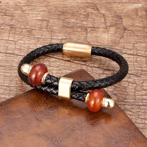 Handgemaakte gevlochten leren armband met rode kralen en rvs magnetische sluiting