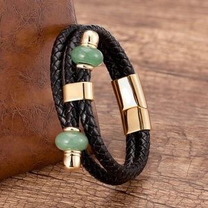 Bracciale multistrato in pelle intrecciata nera con perle verdi e chiusura magnetica d'oro