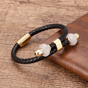 Handgemaakte zwart gevlochten leren armband met magneetsluiting en witte kralen