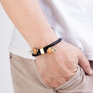 Handgemaakte zwart gevlochten leren armband met magneetsluiting en amberkleurige kralen