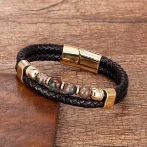 Détail d'un bracelet en cuir tressé avec des perles en pierre naturelle et fermoir doré