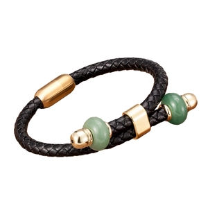Gevlochten zwarte lederen armband met gouden magneetsluiting en groene edelstenen