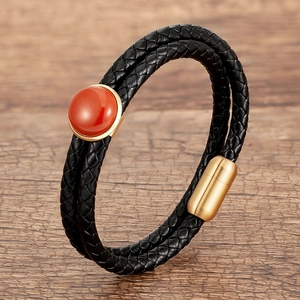 Bracciale a doppio strato in pelle nera con pietra rossa e chiusura magnetica dorata