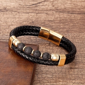 Vue détaillée du bracelet en cuir tressé pour homme avec perles de lave et fermoir doré