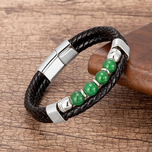 Détail du bracelet homme en cuir tressé noir avec perles vertes et fermoir en acier