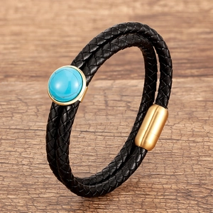 Dettaglio del bracciale in pelle intrecciata nera a due strati con turchese e chiusura magnetica