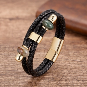 Dettaglio del bracciale in pelle intrecciata multistrato con pietre vintage e chiusura