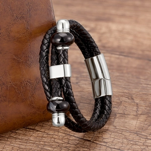 Dettaglio del bracciale multistrato in pelle intrecciata da uomo con chiusura magnetica
