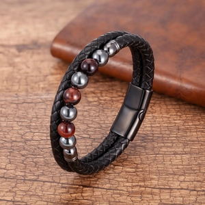 Detailansicht Herren Lederarmband mit Metall-Magnetverschluss auf Holzoberfläche