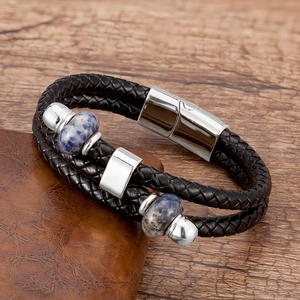 Dettaglio del bracciale in pelle intrecciata con pietre naturali blu e chiusura magnetica