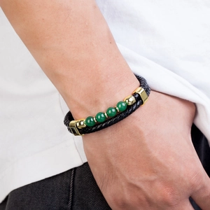 Bracelet pour hommes en cuir tressé noir avec perles vertes et fermoir doré chic