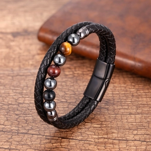 Nahaufnahme Herren-Lederarmband mit Tigerauge-Perlen und schwarzem Magnetverschluss
