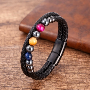 Detail eines mehrlagigen Lederarmbands mit farbigen Perlen und Magnetverschluss für Herren