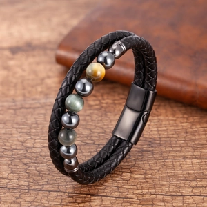 Nahaufnahme von Herren-Lederarmband mit Tigerauge, Hämatit-Perlen und Magnetverschluss