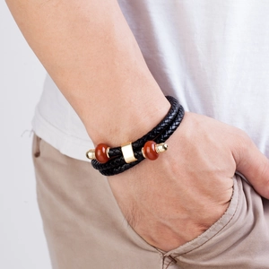 Bracciale da uomo in pelle nera intrecciata con perline rosse e chiusura magnetica dorata