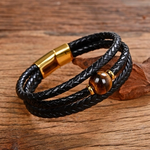Dettaglio macro del bracciale da uomo in pelle a tre strati con occhio di tigre e chiusura magnetica