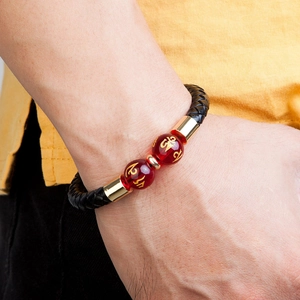 Bracciale da uomo in pelle nera intrecciata con perline rosse e dettagli in metallo dorato