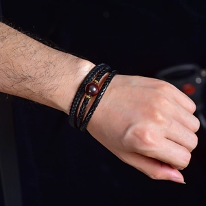 Bracciale da uomo in pelle nera intrecciata a tre strati con pietra rossa e chiusura magnetica