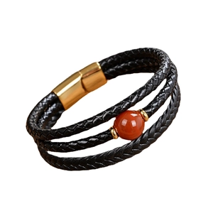 Bracciale multistrato in pelle intrecciata nera da uomo con perlina rossa e chiusura d'oro
