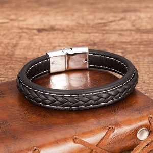 Gros plan d'un bracelet tressé en cuir noir pour homme avec un fermoir magnétique