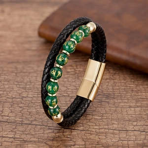 Makroaufnahme von zweilagigem Herren-Lederarmband mit grünen Perlen und Magnetverschluss