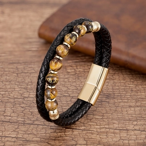 Detailansicht eines geflochtenen Lederarmbands für Herren mit Tigeraugenperlen und Magnet