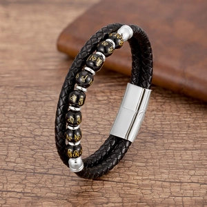 Nahaufnahme von mehrlagigem Lederarmband mit goldenen Mantra-Perlen und Magnetverschluss