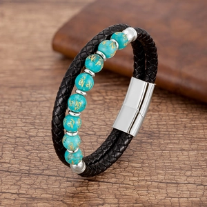 Detail eines Herren-Lederarmbandes mit türkisfarbenen Perlen und Magnetverschluss aus Metall