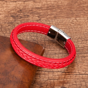 Détail d'un bracelet tressé en cuir rouge pour homme avec fermoir magnétique