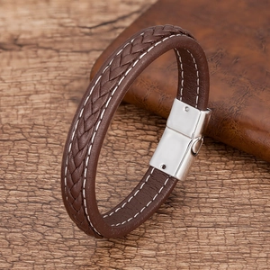 Bracelet en cuir tressé marron pour homme avec surpiqûres et fermoir magnétique