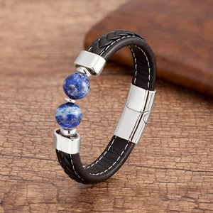 Détail du bracelet en cuir tressé avec pierres naturelles bleues et fermoir en acier