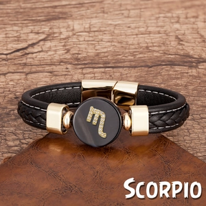 Vue détaillée du bracelet en cuir Scorpion avec accents métalliques dorés sur bois
