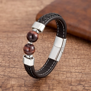 Détail d'un bracelet en cuir tressé avec pierres œil de tigre et fermoir magnétique